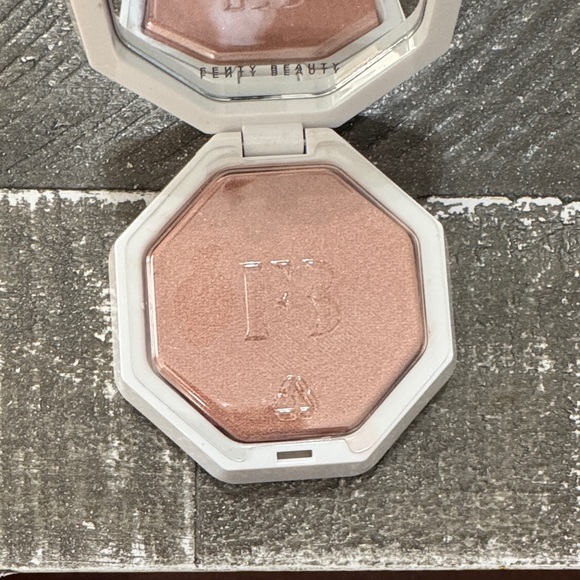 Fenty Beauty Demi'Glow Highlighter - Tutu Much - Picture 2 of 2